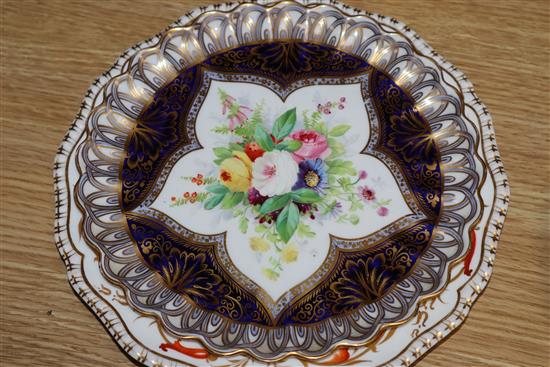 A Davenport iron red and gilt petal rimmed dessert plate and other decorative plates (16)